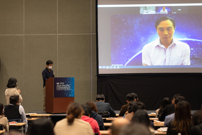 国立臺湾师范大教授陈年兴展示AI运用在人力招聘的现况，并分析导入AI招聘的优缺利弊。(旭联科技提供)

