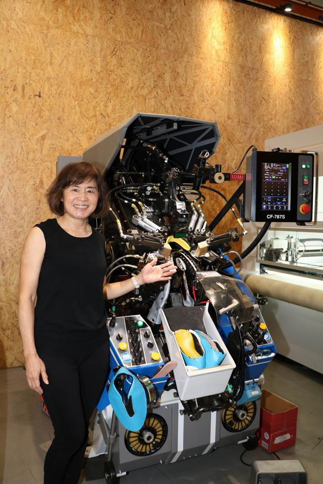 （千附實業董事長張瓊如，3日親自介紹公司新推出「CF-787S全伺服軌跡上膠前幫機」，完全可替代人工刷膠及傳統膠盤上膠，提升鞋廠生產效率。圖／劉朱松）