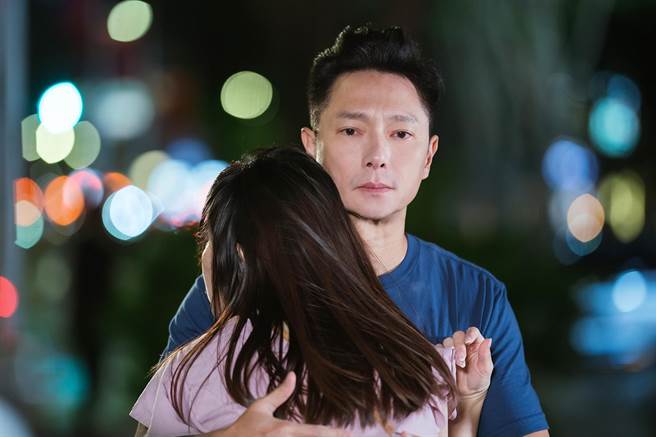 謝祖武緊抱劇中喝醉的王宇婕。（TVBS提供）