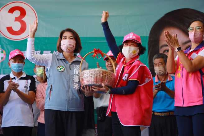 周春米(左)拜托琉球乡亲大团结，让小琉球大进步，成为屏东的骄傲。（图／取自周春米脸书）