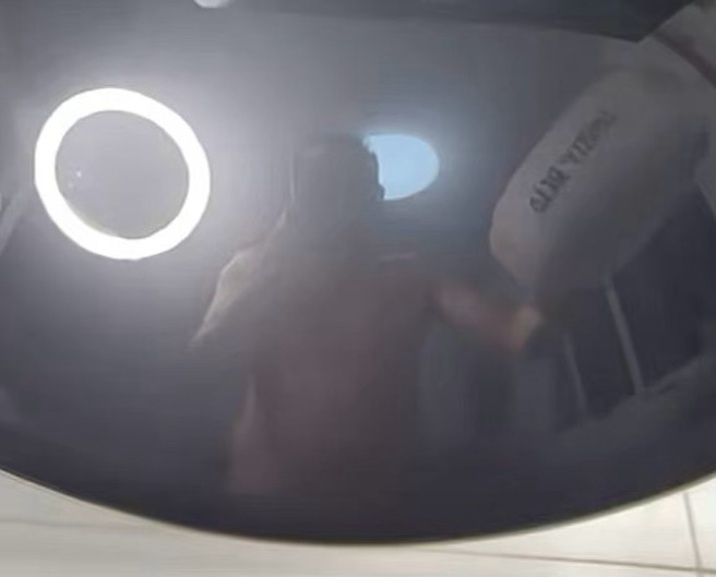 油锅反光可以看见是一个男人在做菜。（图／微博）