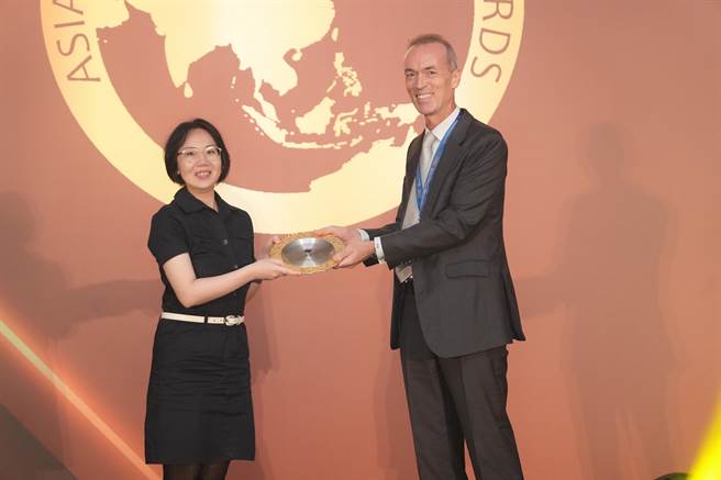 第26届「亚洲保险业奖(AIIA)」国泰人寿获颁「最佳寿险公司奖」及「最佳永续奖」两大奖，由国泰人寿协理林佳颖代表领奖。(国泰金控提供)