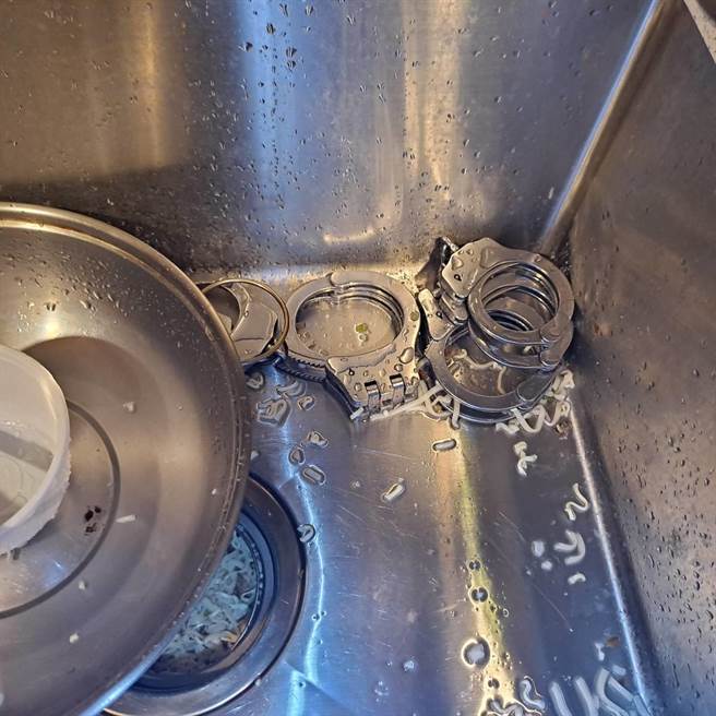 警在现场发现束带、甩棍、电击棒、手铐等凌虐拘禁器具，将其全数查扣。（民眾提供／李奇叡新北传真）