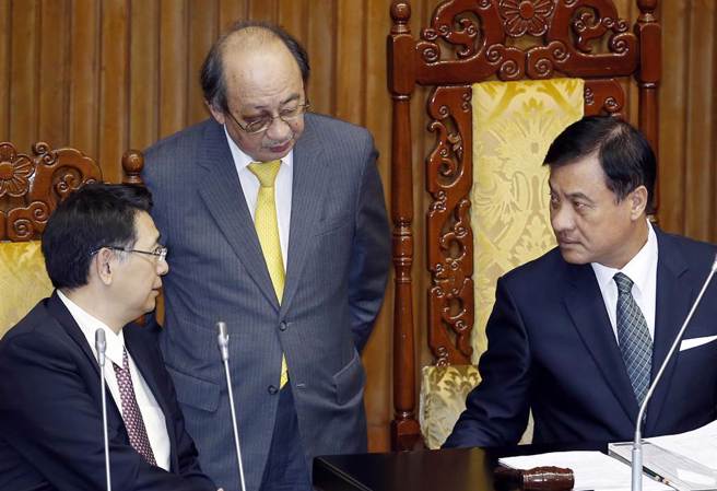 民进党立法院党团总召柯建铭(中)与前院长苏嘉全(右)被点名出面说明。（中时资料照／姚志平摄）