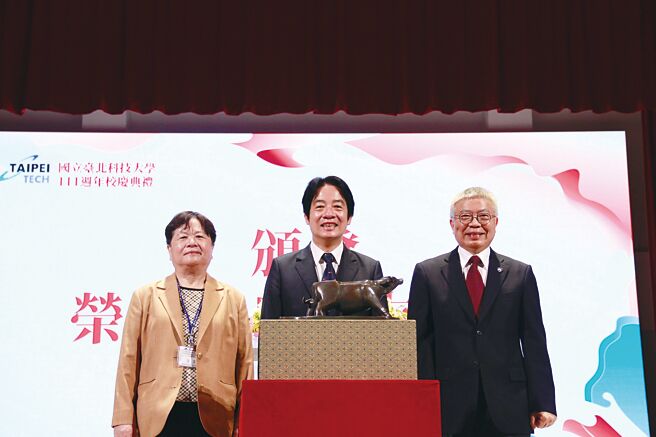 北科大校長王錫福（右）、校友會全國總會總會長張水美（左）共同敬贈副總統賴清德（中）臺灣水牛銅像雕塑。圖／北科大提供