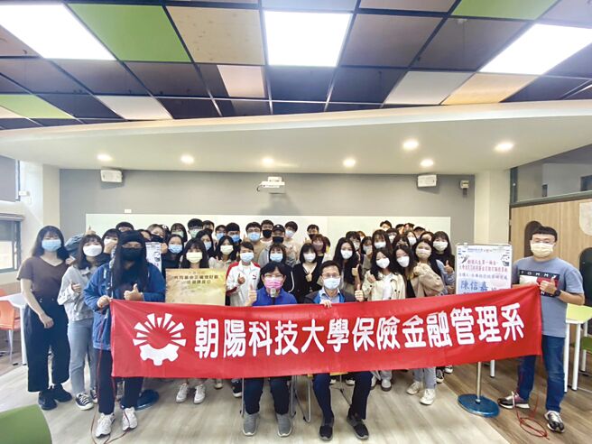 投信投顧公會理財巡迴講座到朝陽科大，合庫投信投資長陳信嘉和同學們分享如何透過基金創造第一桶金的心法。圖／投信投顧公會