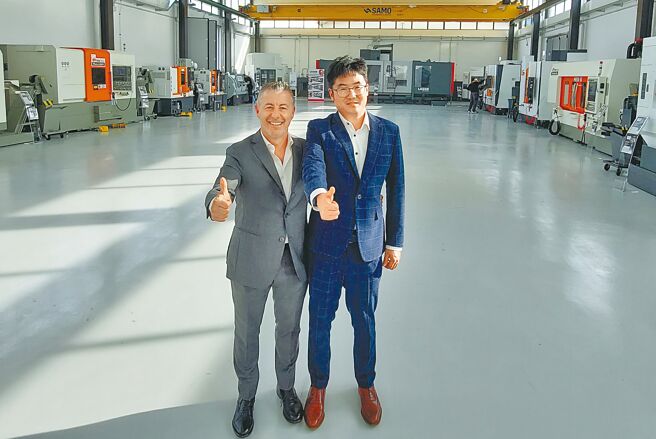 台中精机总经理室经理黄献彬（右）与义大利代理商合影。图／庄富安