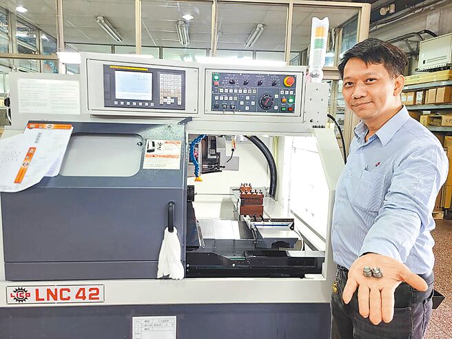 利高熱銷款「LND65D雙主軸雙動力刀塔CNC車床」系列，顛覆市場多數的外徑加工口徑在51mm以下，僅有利高製造65、80、100mm大口徑的棒材也得以進行複雜加工，換刀快，產線自動化升級、生產效率倍增，實現24小時運作的無人化工廠。圖／王妙琴