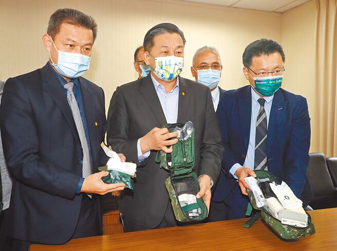 陆军司令部参谋长章元勋（左起）、立法院外交及国防委员会召委王定宇及立委赵天麟，2日在委员会上展示新、旧单兵急救包。（刘宗龙摄）