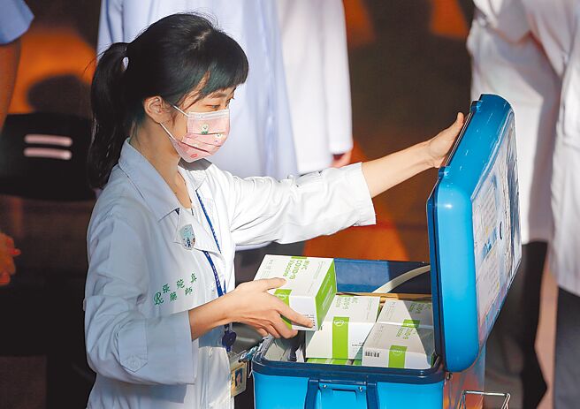 國民黨副祕書長李彥秀批評，政府採購高端疫苗價格比WHO認證的疫苗價格都還要貴，這種疫苗「1劑1塊錢都嫌貴」。圖為高端疫苗。（本報資料照片）