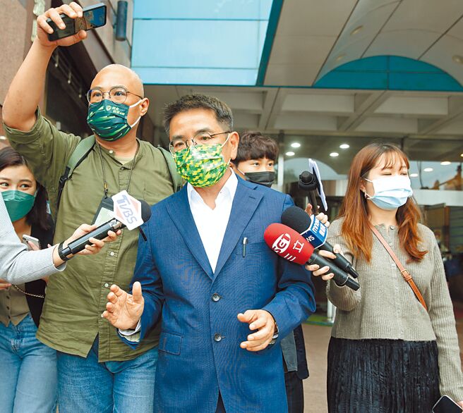 前时代力量立委黄国昌2日点名江聪渊、蔡适应涉黑，痛批民进党侮辱台湾人智商，遭点名的宜兰县长候选人江聪渊（中）以「一切合法规定」回应媒体追问宜兰市公所上千万的限制性标案问题。（陈怡诚摄）