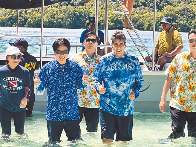 副总统赖清德「帛旅专案」第二天行程，参访世界自然及歷史遗产的洛克群岛南方舄湖、牛奶湖及无人岛鲨鱼城，赖清德（前排左）除了驾船，还和帛琉总统惠恕仁（前排右）手钓，他穿着牛仔裤下水，被问到后悔穿长裤吗？回说「是啊，卷起来没有用ㄟ」、「下次来时就更知道该怎么穿」。（曾薏苹摄）