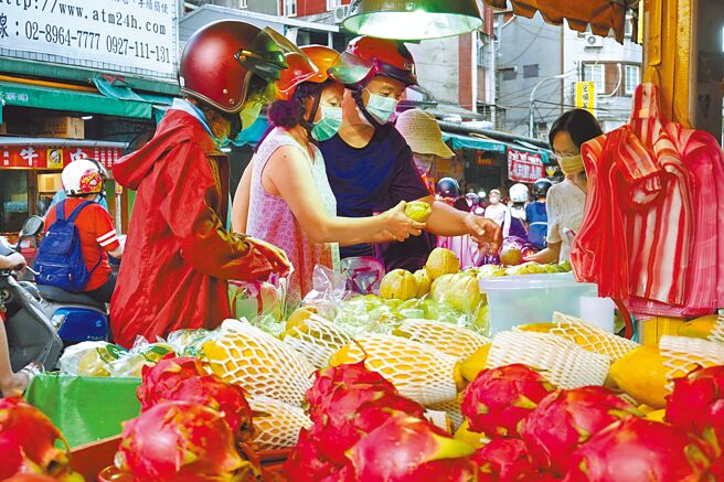 财政部昨日正式公告，2022年度基本生活费为19.6万元，较2021年增加4000元；加上综所税免税额、标准扣除额、薪资扣额调高，明年5月申报综所税时，民眾将享受到有感降税的小确幸。（本报资料照片）