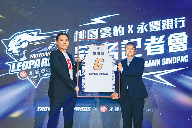 桃园永丰云豹篮球队董事长刘晋良（左）致赠永丰银行冠名球衣予永丰银行代总经理蔡瑞庭（右）。（永丰提供）