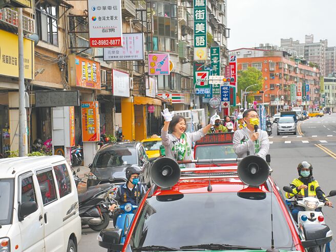 民进党新北市长候选人林佳龙确诊，因此2日在三重扫街活动，改由妻子廖婉如（车上左）代打。（黄敬文摄）