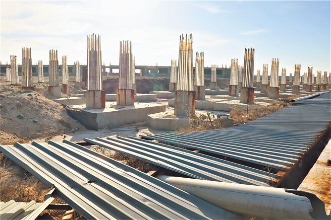 赖峰伟总部再控陈光復的重光BOT案签订不平等条约，让县府平白损失1亿6000余万，陈光復还自诩减债有成，实则亏空县库，是「假魔术师，真败家子」。（张茂雄摄）