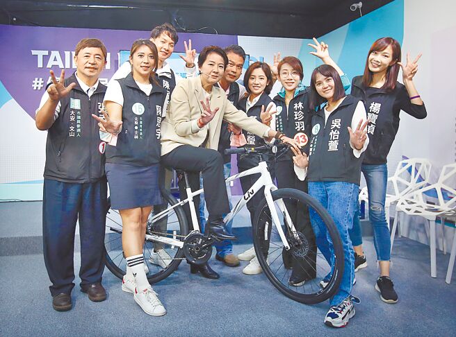 无党籍台北市长候选人黄珊珊2日发表健康城市政策，并宣布6日将骑乘自行车绕行台北市区，停靠点择定柯市府8年代表性政绩，要让市民看见城市改变。（范扬光摄）