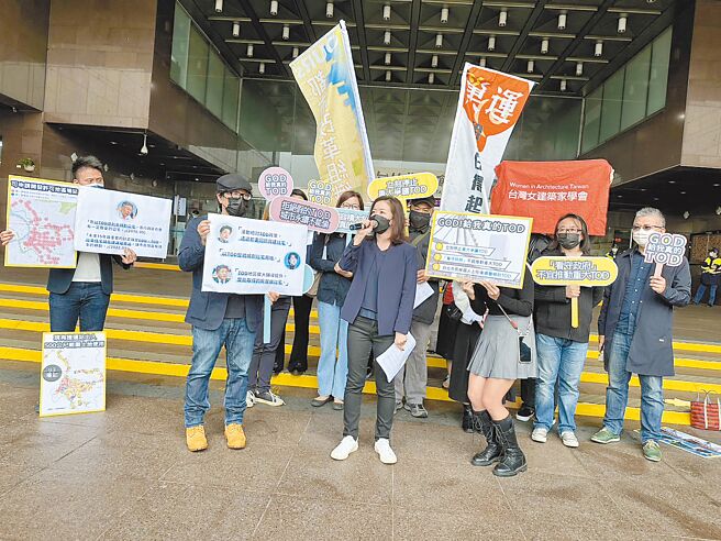 OURs都市改革组织、中华民国都市设计学会、中华民国景观学会、台湾女建筑家学会、台湾现代建筑学会、建筑改革社2日在台北市政府前抗议TOD 2.0政策，批评市府容积大拍卖、贱卖容积，喊话恶法应立刻停止。（杨亚璇摄）