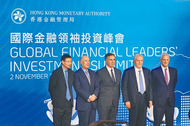 11月2日，香港舉行國際金融領袖投資峰會，峰會匯聚超過200位來自全球約120家金融機構的國際和地區負責人，交流意見和分享經驗。圖為「科技、創新及金融的未來」專題討論環節。（中新社）