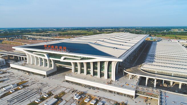 河南鄭州富士康所在之鄭州航空港經濟綜合實驗區2日開始為期一周的「封區」，以防疫情外溢。鴻海表示，「目前園區維持閉環運作，生產不受影響。」圖為6月17日，航拍鄭州航空港站站房及廣場。（中新社）