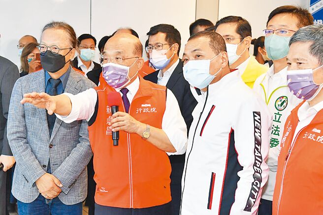 行政院长苏贞昌与新北市长侯友宜昨日一同视察儿童未来馆基地。（行政院提供／王扬杰新北传真）
