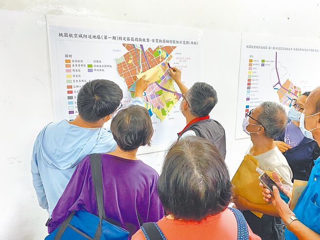 桃园航空城计画目前进行机场园区与附近地区安置街廓第1阶段配地作业，2里出现地不够选配情形。图为示意图，搬迁户在安置街廓区位图前讨论选配事宜。（蔡明亘摄）