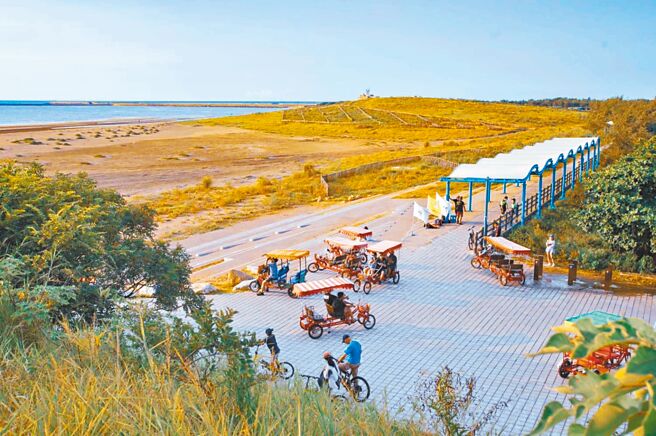 新竹市府携手水利署将「幸福沙湾」海岸线临海荒地变绿地，「17公里沿线景观改善计画」荣获佳奖。（新竹市政府提供／陈育贤新竹传真）