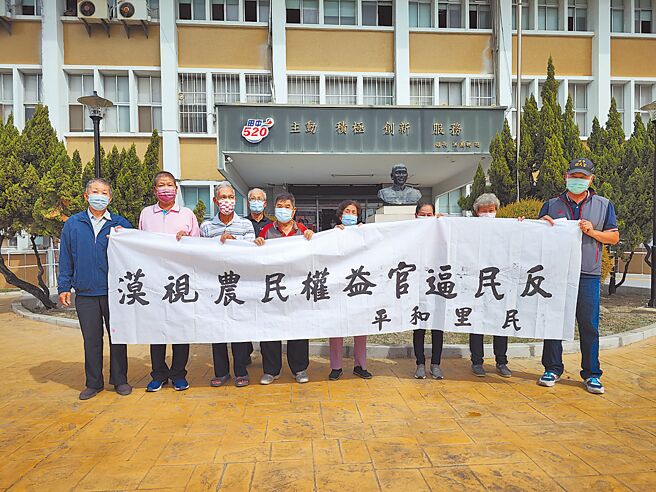 当地10多位地主2日现身田中镇公所抗议；公所回应，将会尽快安排双方协调，捍卫居民权益。（吴建辉摄）