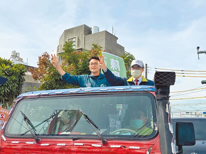 台南市长黄伟哲（右）2日陪同力拚第11选区党籍市议员候选人陈皇宇展开车队扫街。（曹婷婷摄）