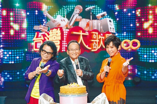 沈文程（左起）、孔锵、曾心梅近年搭檔主持节目，建立出好默契。（信吉卫视提供）