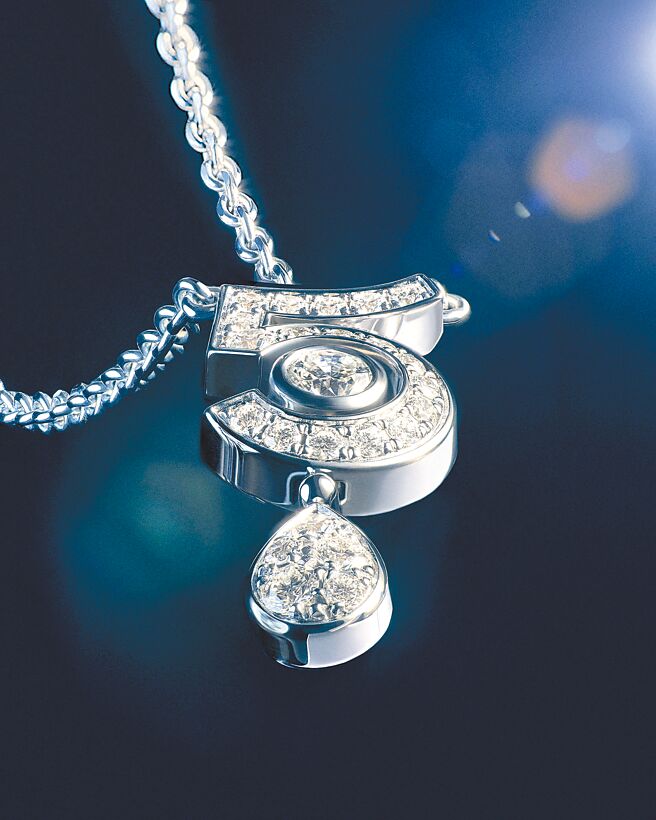 香奈儿ETERNAL No.5 钻石项炼，27万8000元。（CHANEL提供）