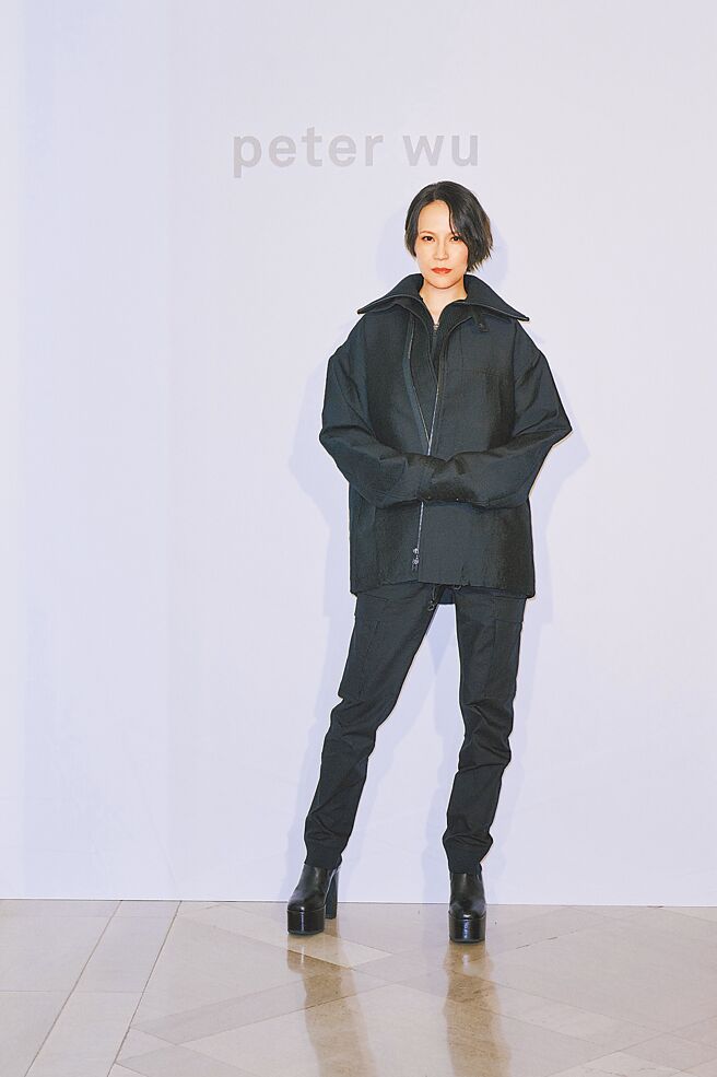 杨乃文以一袭黑色劲装出席活动，她特别喜爱裤子有多口袋的设计及裤型。（peter wu提供）