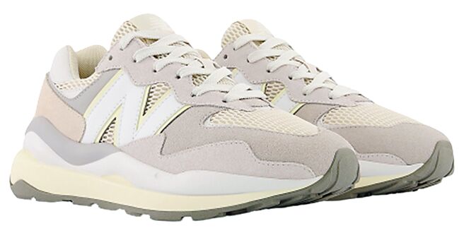 虾皮购物双11当天凌晨0点开抢New Balance虾皮独家奶灰色57/40復古鞋、橄榄绿725復古鞋，原价最高3880元，优惠价1111元。（虾皮购物提供）