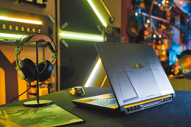 MSI在WirForce 2022的「龙魂星际战舰」带来多款广受玩家喜爱的电竞笔电，包括Crosshair 15《虹彩六号：撤离禁区》限定版等让玩家尽情畅玩。（MSI提供）