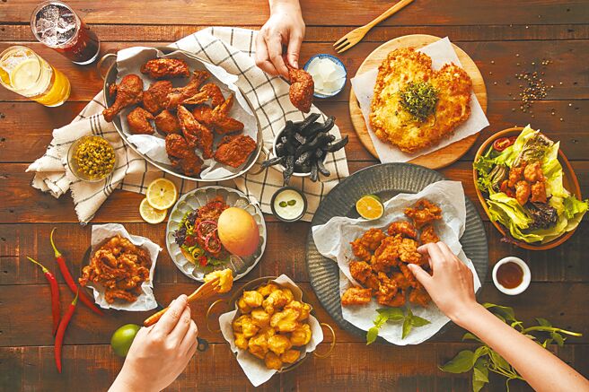 看好雙11買氣強旺，繼光香香雞（見圖）提前推出好康活動，即日起至11月21日，只要成為品牌新會員，包括既有會員，即可獲致50元電子折價券1張，消費滿300元即可直接現折50元，優惠不併用，票券兌換至11月21日止。（香繼光集團提供）