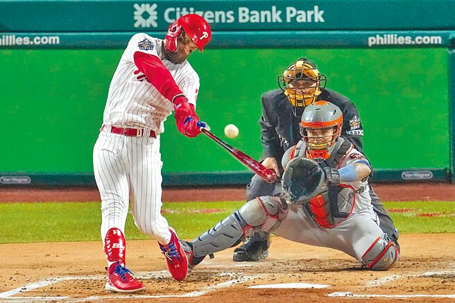 哈波1局下率先挥出两分全垒打，带起费城人单场5轰主场烟火秀。（美联社）