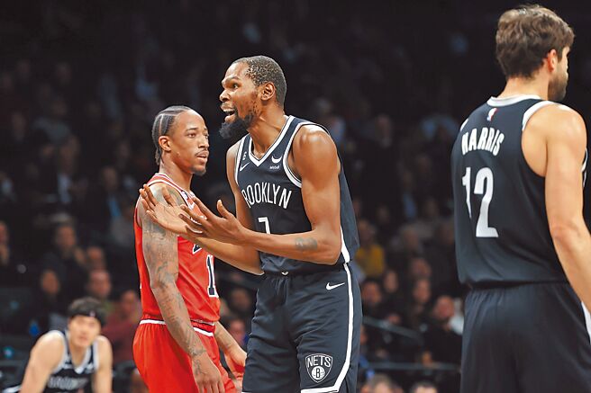 篮网前锋杜兰特被吹判犯规后大叫喊冤。（美联社）