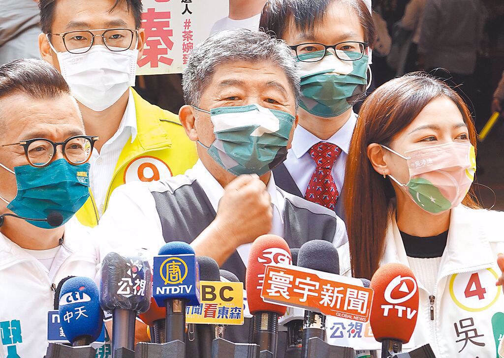 陳時中(中)在選戰中為避免因高端爭議扣分，繼續使用大內宣戰術試圖洗白。（中時資料照／姚志平攝）