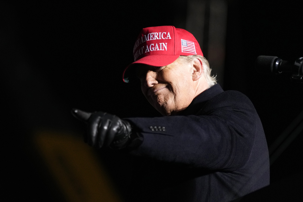 美国前总统川普Donald Trump昨日在爱荷华州Iowa苏城的政治集会上替候选人站台。图/美联社(photo:ChinaTimes)