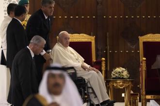 教宗搭機赴巴林訪問  膝蓋疼痛無法在機艙內走動