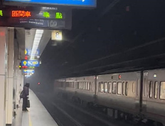 月台都燒焦味！自強號松山站突冒煙起火 200名旅客急換車