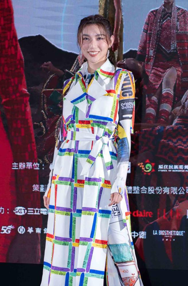 Haezee黄玮昕身穿台湾设计师古又文品牌Johan Ku服装观赏「遇见：原住民族人间国宝跨界时尚」大秀。（摄影/吴松翰、服装/Johan Ku、鞋/Ferragamo、Keely Chic）