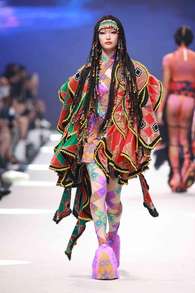 排湾族 Miyang许春美X简国彦BOB JAIN作品，设计将该系列命名为「穿说」。（臺北时装周提供）