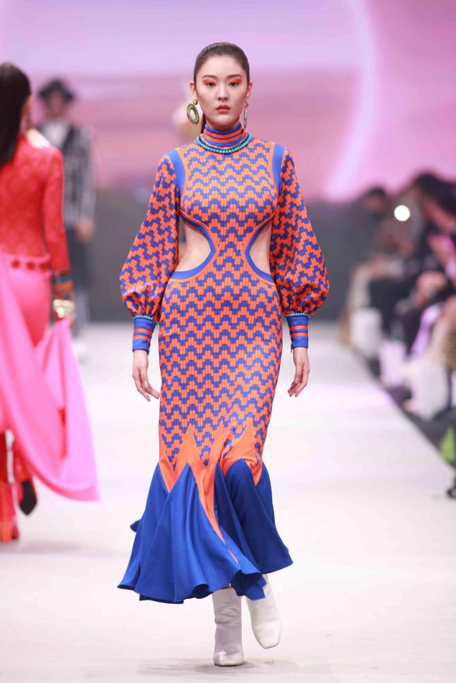 排湾族 Ljavaus陈利友妹X 周裕颖 Just in XX，设计师将贴身运动布料、缕空设计与排湾族图腾结合，塑造CYBER FOLK民族运动未来感。（臺北时装周提供）