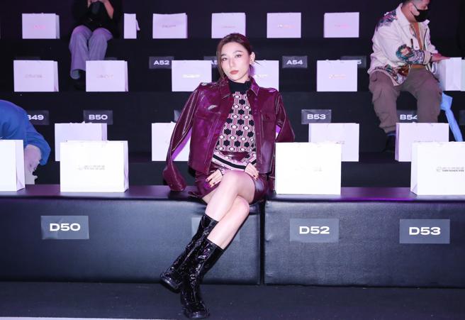 Haezee黄玮昕此次受本报邀请担任臺北时装周客座编辑，首度参与时装周活动的她感到十分兴奋。（摄影/陈俊吉、服装/Max & Co、鞋/Charles & Keith、饰品/以觉学INTZUITION）