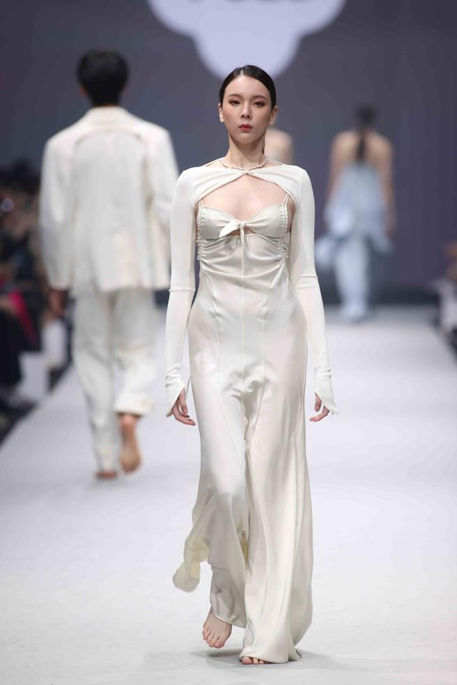 新锐设计师品牌PCES，以Walkin’ Barefoot为题，运用多种亲肤布料、缕空设计，体现疫后大眾对于自然的渴望。（臺北时装周提供）