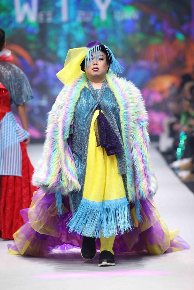 WEI-TZU.YUAN主题为「吉祥之咏叹Auspicious arias」，运用臺湾特有鸟种-帝鴙、朱雀与五色鸟元素，构筑永续仿效鸟羽结构与色系基调。（臺北时装周提供）