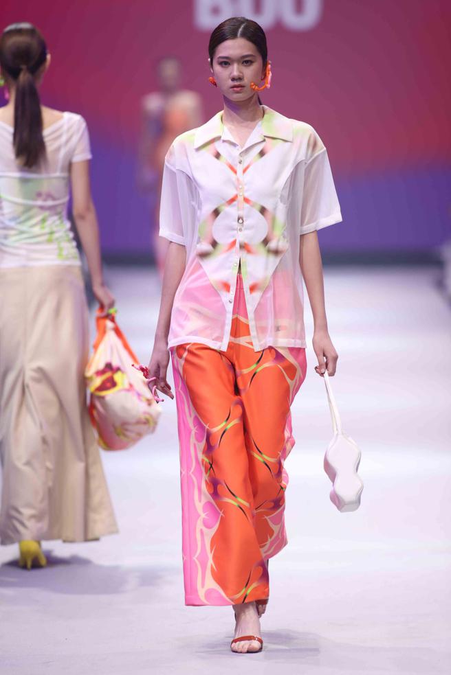 BOO以 「序 preface 」 为主题，作品印花与版型围绕着变形的爱心剪接线的弧形，如同爱一样流动并贴合人体曲线。（臺北时装周提供）