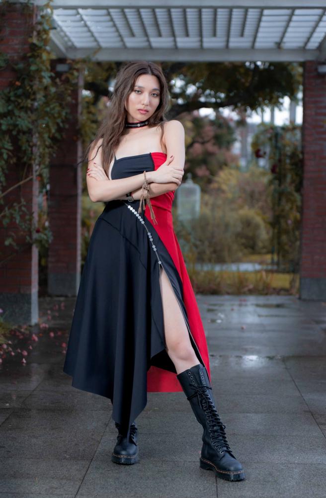 Haezee黄玮昕受设计师李维铮邀请，为JENN LEE 2023春夏系列走秀。（摄影/吴松翰）