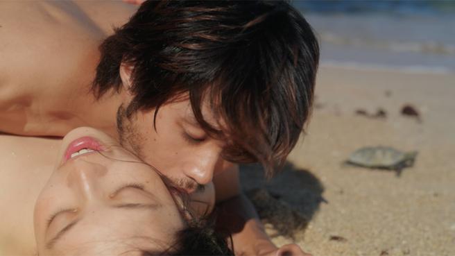 北村优衣（下）与矶村勇斗（上）在荒岛沙滩上大打野战，完全舍弃世俗枷锁。（中影提供）